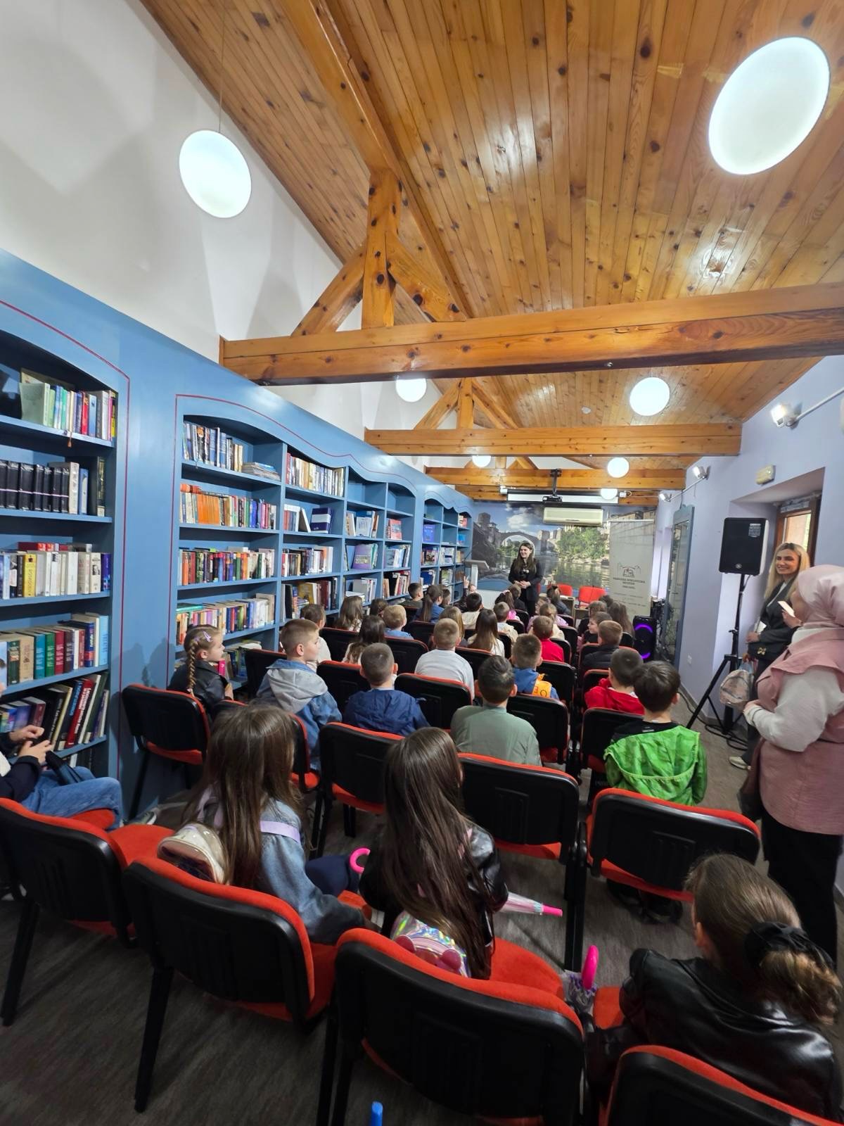 Read more about the article Prvačići u posjeti Narodnoj biblioteci Mostar: Prvi koraci u svijet knjiga